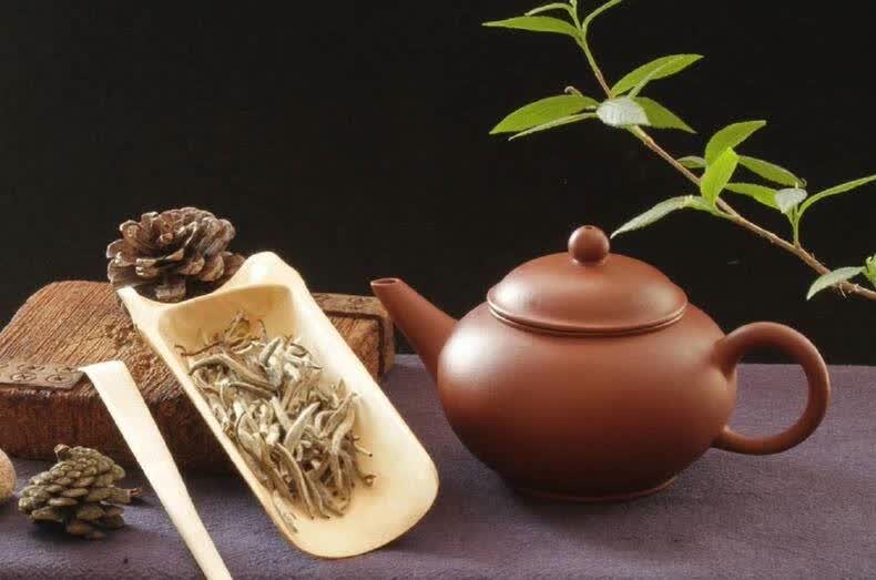购茶时，先学会看干茶。干茶，在台湾，也叫茶干。1、