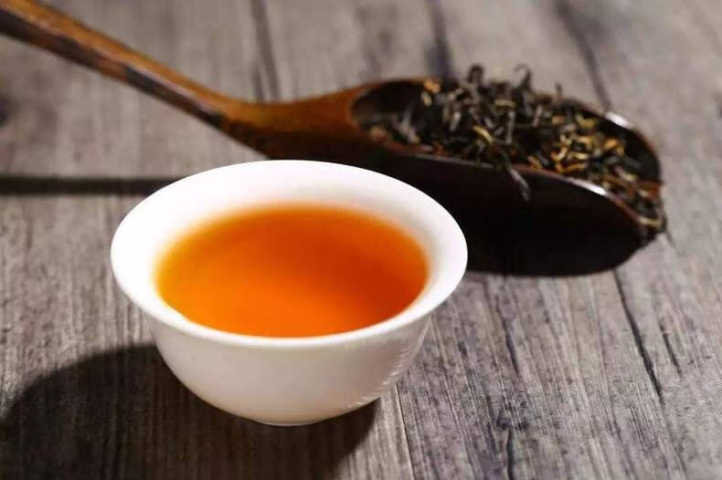 英德红茶，简称“英红”，并非英国红茶，也不是同名的
