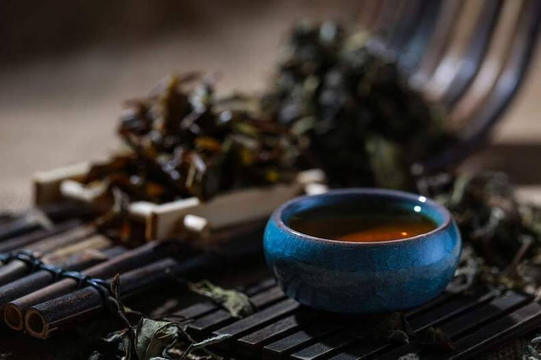 最近發現一個現象：做舊的老白茶，年份越來越大膽！第