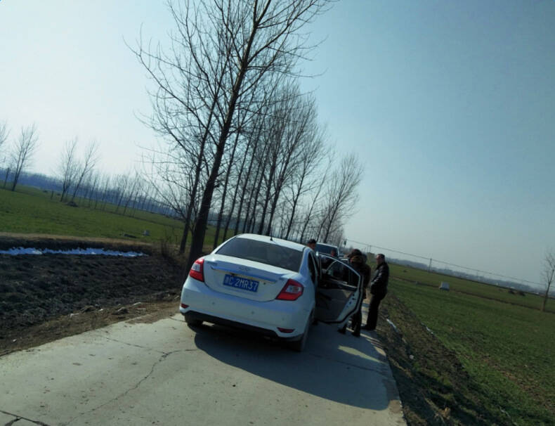 开车遇到窄路时,如何判断车辆是