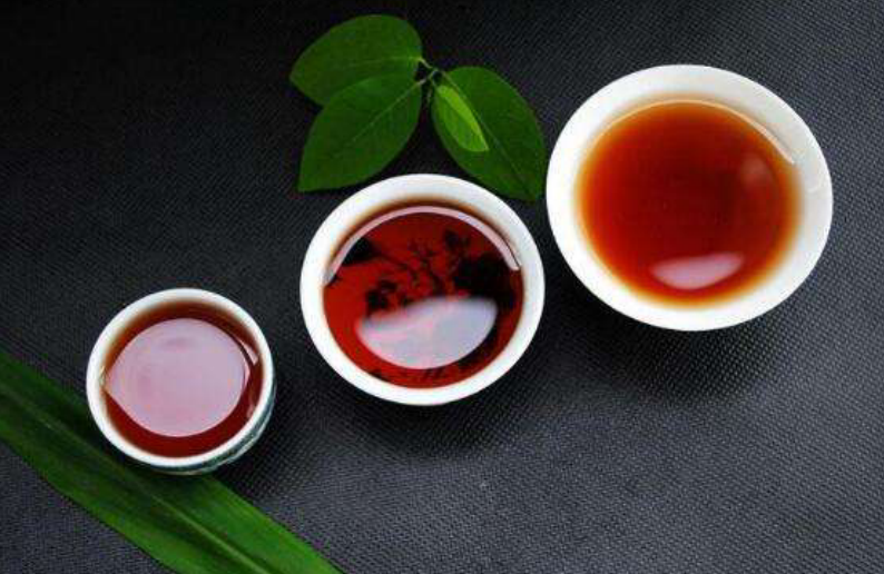 每日早晨空腹饮用一杯温热的熟茶