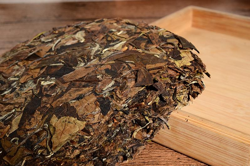 白茶在多年的存放過程中，茶葉內部成分緩慢地發生著變