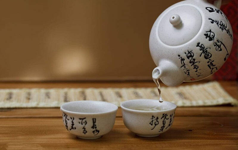 捧一杯满屋飘香的茶，读出人生百