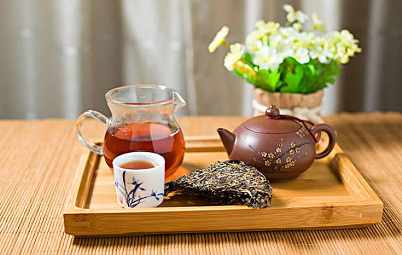 捧一杯健康养生之黑茶，尽看人间