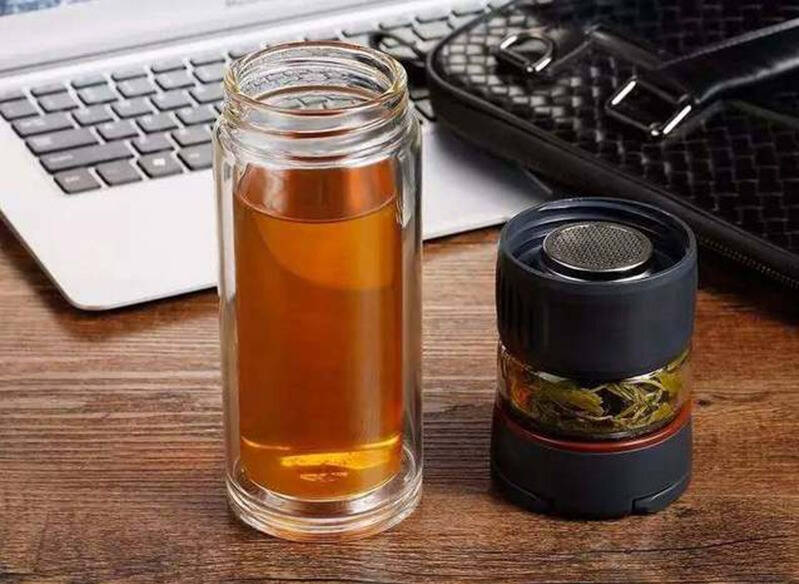 捧一杯健康养生之黑茶，尽看人间