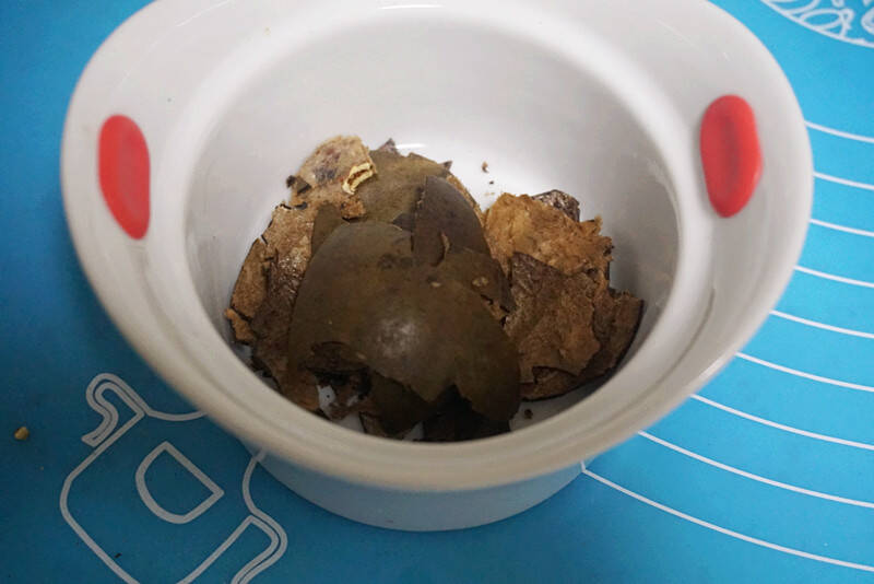 4,罗汉果掰碎倒入.