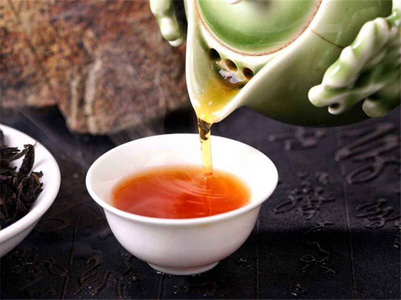 一饮而尽的是水，来品下喝着豆浆