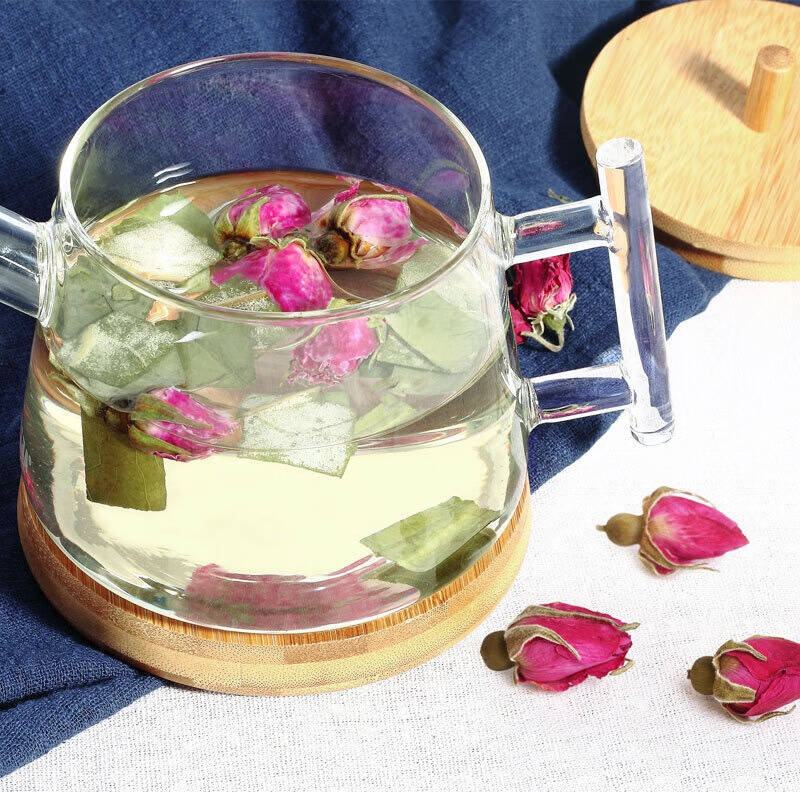 一本书配上一杯清香的花茶，细细