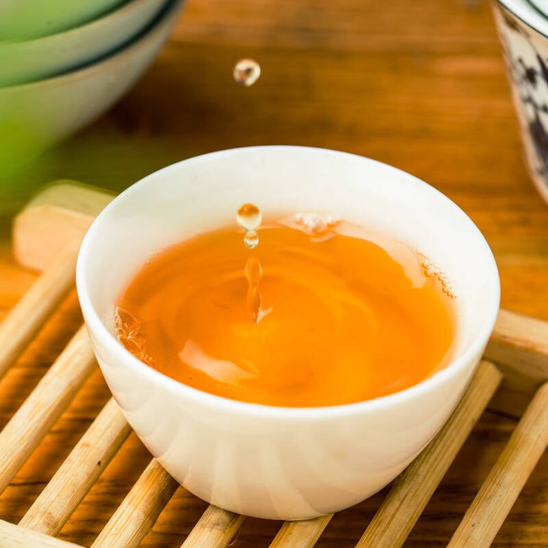 万物静寂的午后，一杯冒着热气的