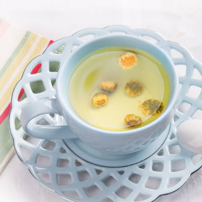 一本书配上一杯清香的花茶，细细
