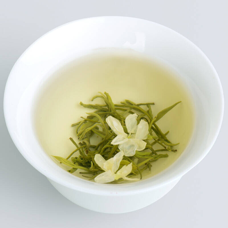 井放辘轳闲浸酒,笼开鹦鹉报煎茶