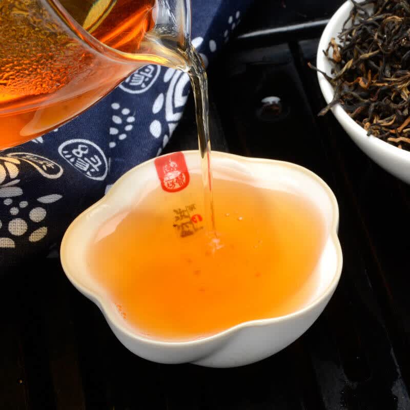 将烦闷的心暂寄在杯水茶间,来享