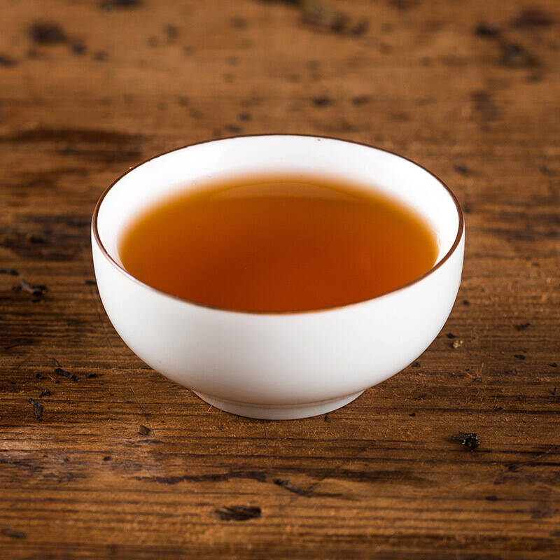 品一盏老茶芳香四溢,健康的饮茶