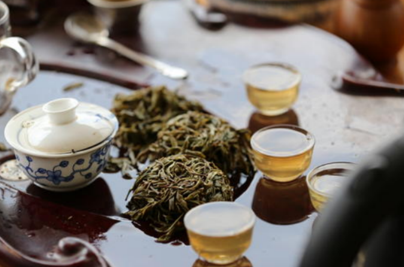 古樹茶僅在以雲南古六大茶山茶區有古樹群落，故而産量