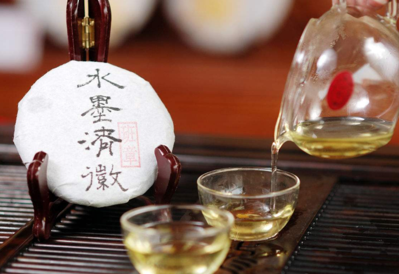 但凡普洱茶品饮者，无不谈及饮茶的“茶气”，但对于“茶气”的理解却千差万别。有人认为“茶气”是个说不清道不明，无法言状的神秘物；还有人认为“茶气”是个故弄玄虚的怪异名词；而有的人则毫不沾边地将它与“气功”和“玄学”扯到一起，这是极谎谬的说法。所谓茶气，不外乎二者：一是味感。即茶味，包括滋味和气味。某泡