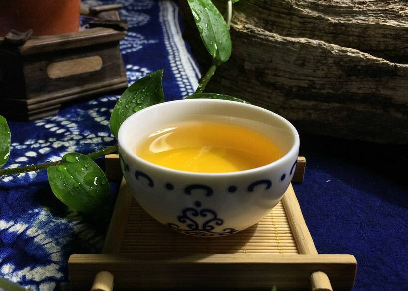 茶汤甜醇浓稠，入口爽滑，普洱茶