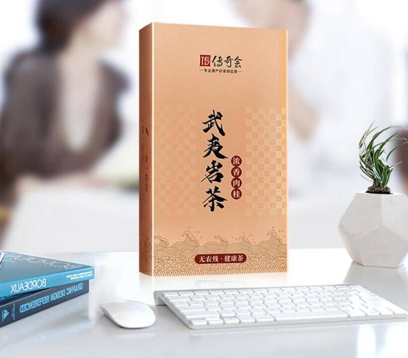 近日，王俊凯晒出一组慵懒随意的照片，并配文:慵懒下