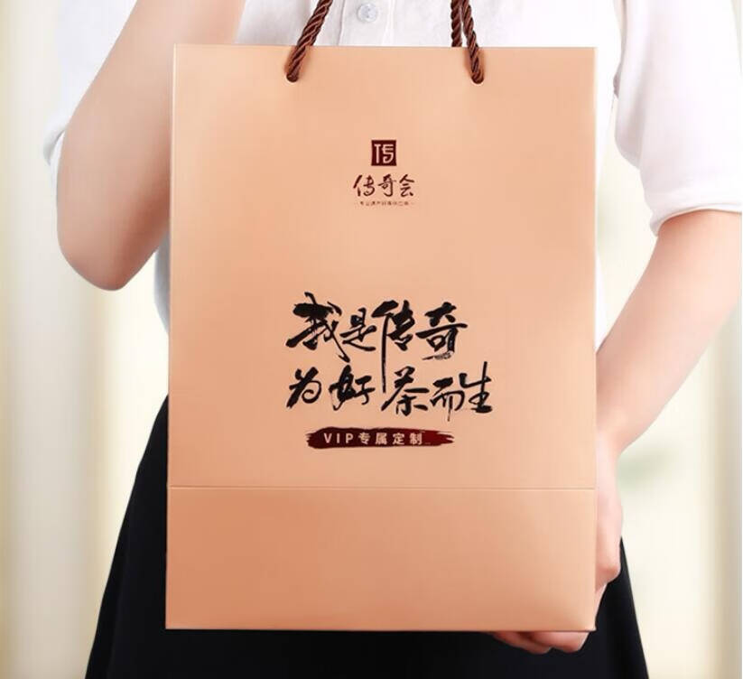 近日，王俊凯晒出一组慵懒随意的照片，并配文:慵懒下
