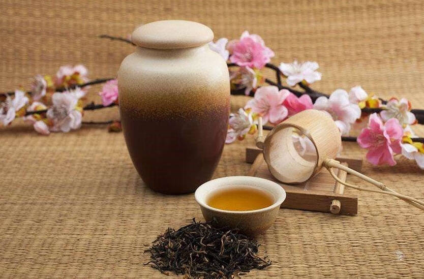 什么是茶的回甘？茶汤刚入口的时候会感觉到一阵苦涩感