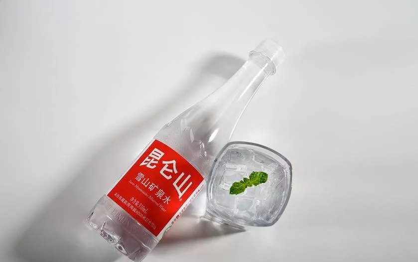 用昆仑山雪山水煮茶，盘腿而坐落