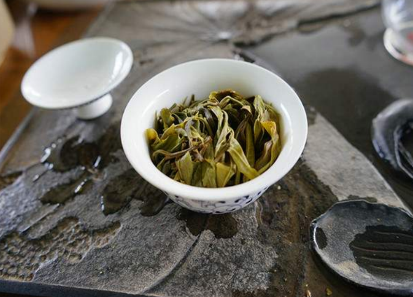 會影響茶葉口感的因素主要是茶葉的衝泡及存儲1.投茶