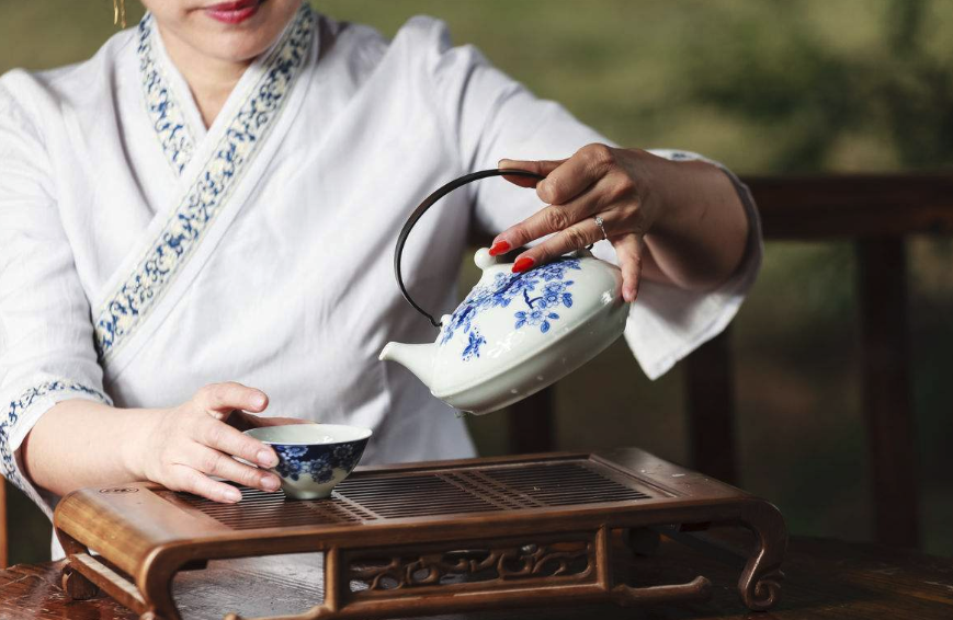 手捧一杯养生黑茶，决意把秋冷冬