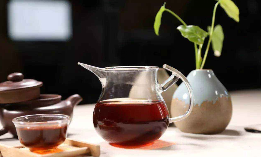 每日早晨空腹饮用一杯温热的熟茶