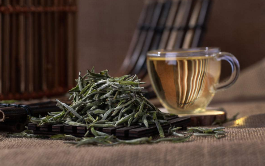 白茶在多年的存放過程中，茶葉內部成分緩慢地發生著變