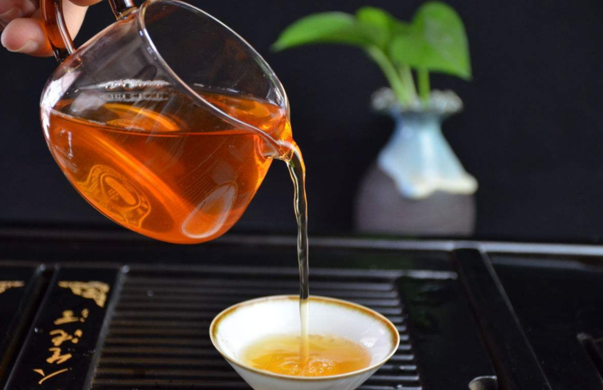 人到中年，半卷闲书一壶茶