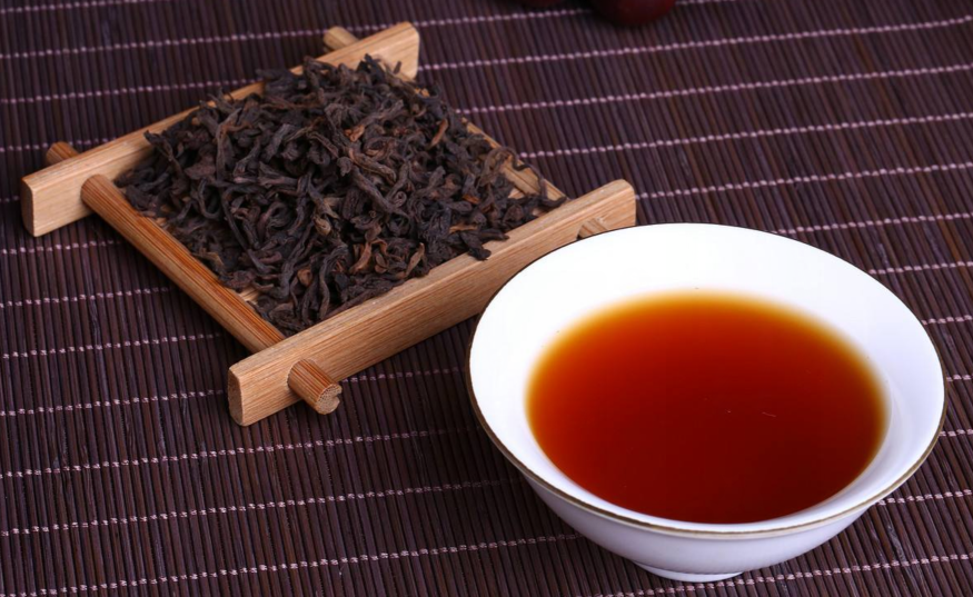 熟茶发酸一般是渥堆发酵过程中工艺处理不当造成的。渥堆时出现“酸味”是普洱茶发酵中常见的现象，通常在发酵开始后的4～5天就能闻到明显的酸味，这就表明茶堆内部已经发生了剧烈的化学反应，这是普洱茶发酵的阶段性特点。在渥堆的中后期很多带有刺鼻性气味的低沸点香气物质大量分解，如果这个阶段堆子的水分过多，透气性