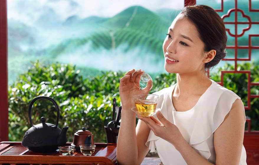 女人品茶竟有这些好处，选一款送