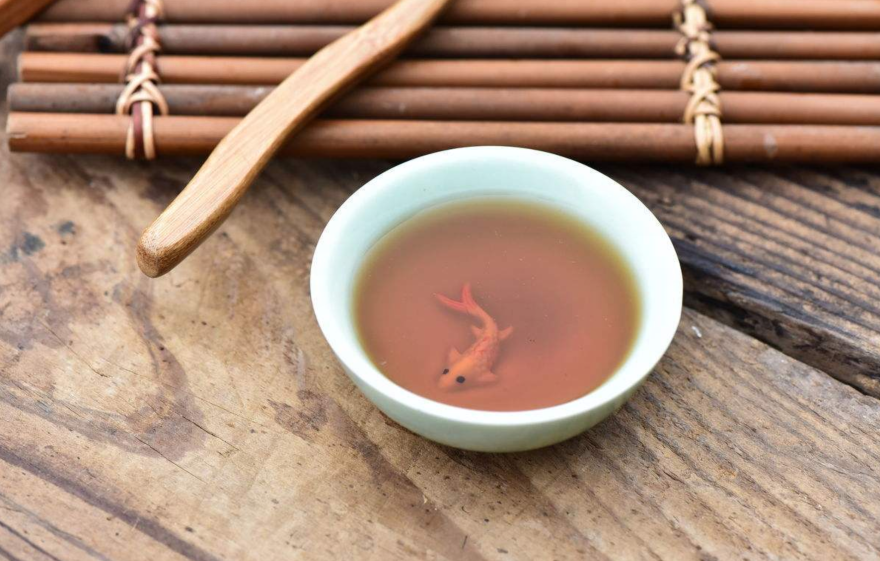 普洱茶緩緩倒入聞香杯，香氣輕袅，如臨蒼翠間鳥語花香