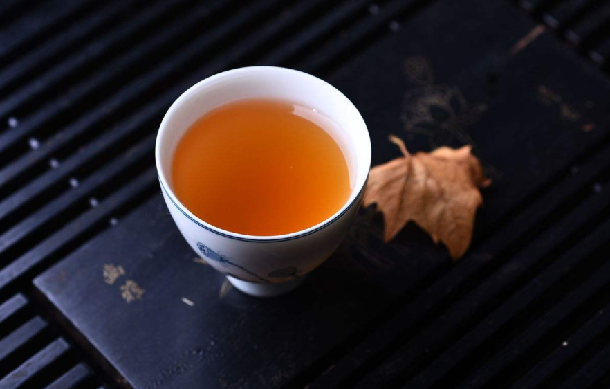 緩慢的普洱茶的出湯方式，主要對前期浸泡相對靜態的茶