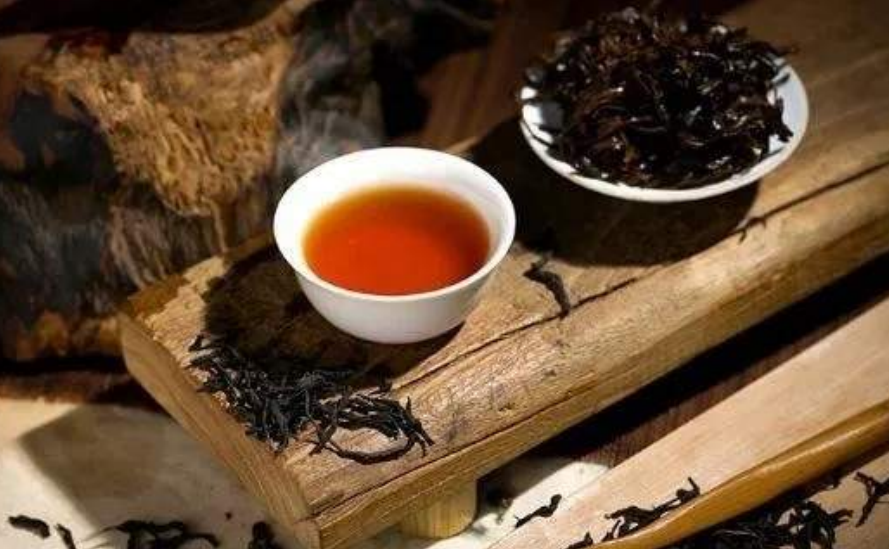 茶湯的溫度在50度左右，即手摸著杯子感覺不燙的時候