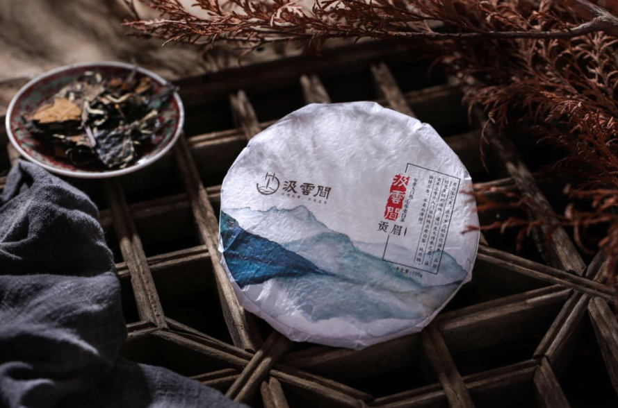 最近發現一個現象：做舊的老白茶，年份越來越大膽！第