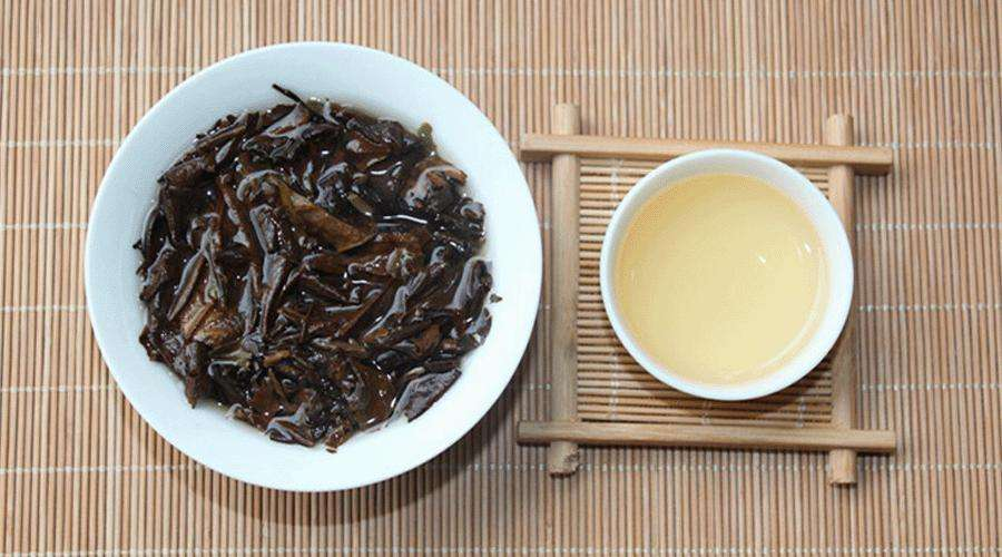 白茶在多年的存放過程中，茶葉內部成分緩慢地發生著變
