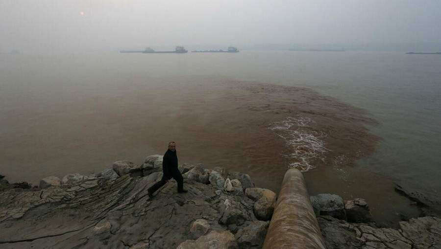 就像这样,工业废水直排到江河.