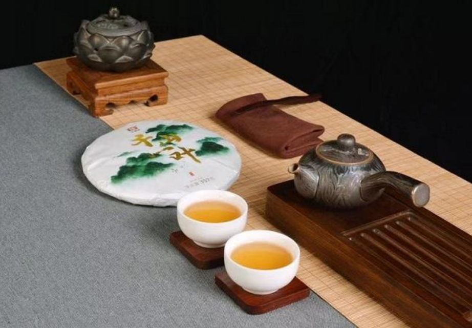 每年2-5月所采摘的普洱茶茶菁所制作而成的茶品爲春
