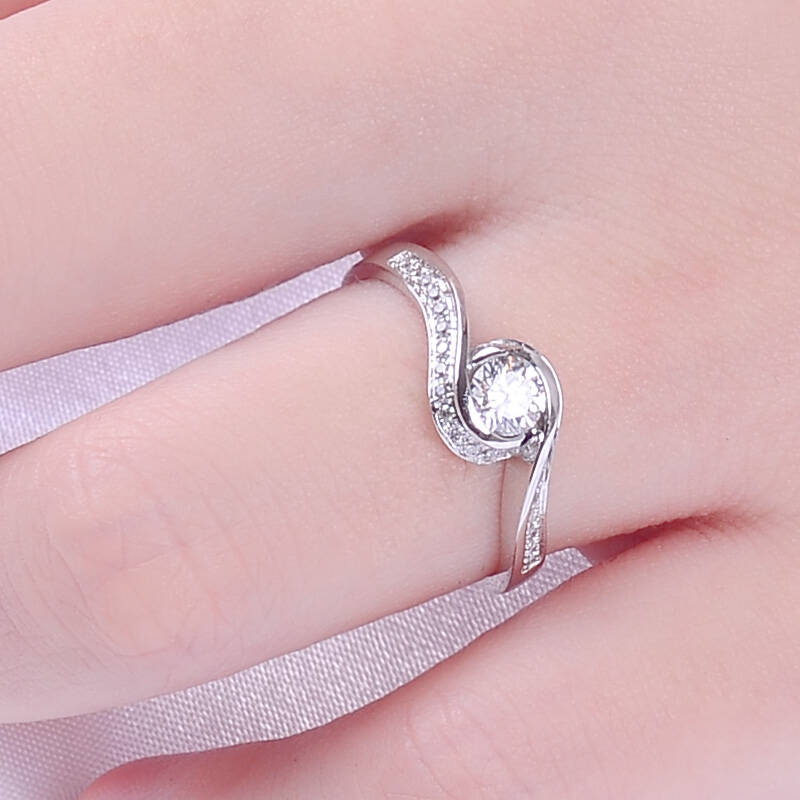钻石谷 白18k金群镶钻石戒指 结婚钻戒 玫瑰佳人 1.2克拉 f-g