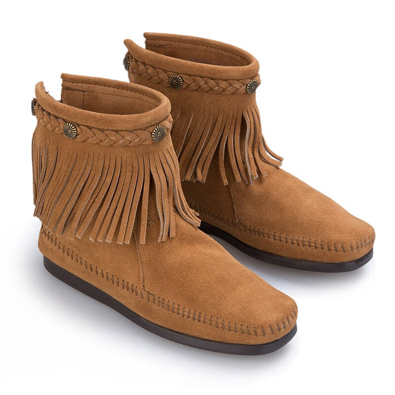 minnetonka 迷你唐卡 女士浅棕色麻花配流苏平底短靴