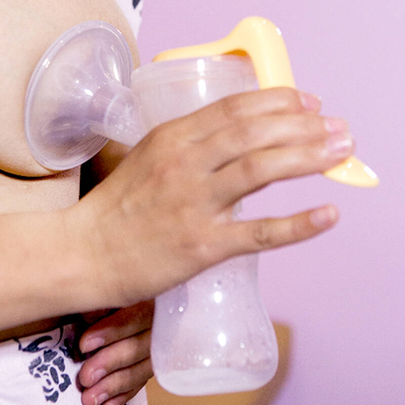 孕之宝手动吸奶器 孕产妇用品 按摩加吸乳 哺乳 挤奶器 配奶瓶