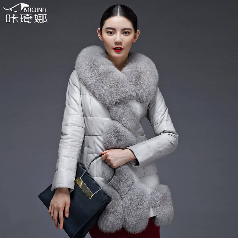 咔琦娜 冬季新品狐狸毛领绵羊皮羽绒服长袖修身女士中长款皮草外套 浅