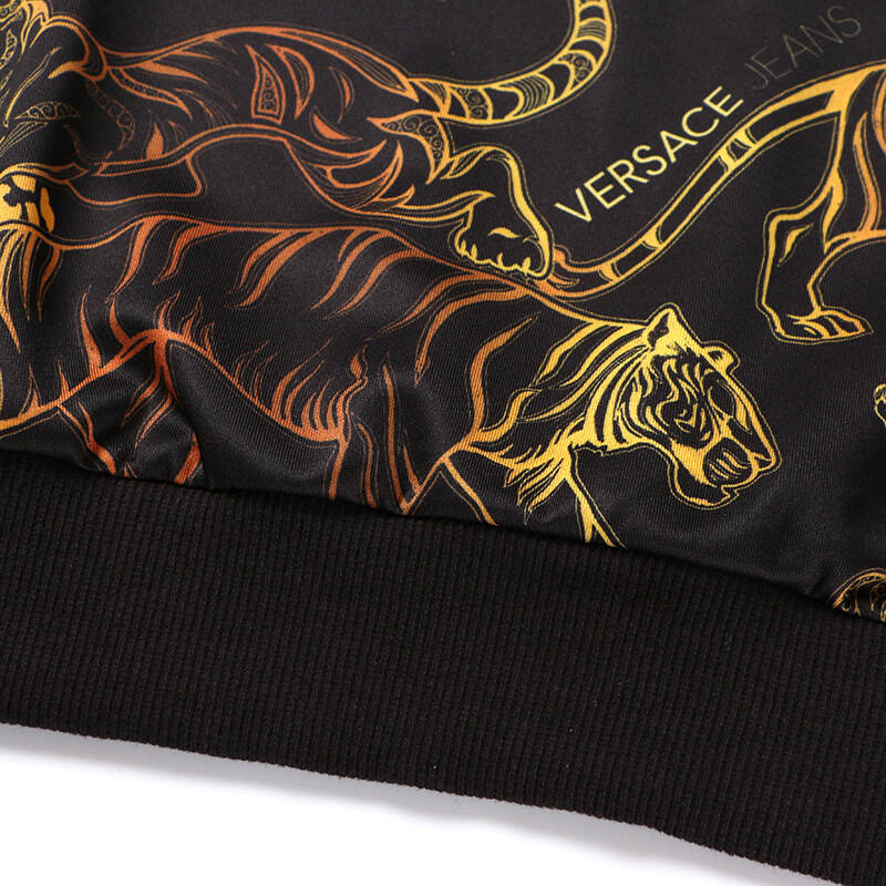Versace jeans,范思哲的logo有三种 versace jeans 范思哲 男士黑啡色聚酯纤维群虎图案圆领长袖套头衫 b7