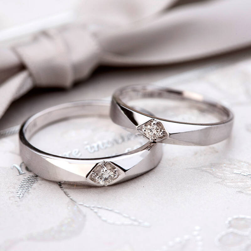 我爱钻石网钻戒白18k金钻石戒指情侣对戒铂金戒指男女结婚戒指求婚