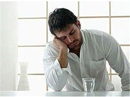 有轻的疼痛或不痛,阴囊不红不热,常经数月以致1~2年后,才形成脓肿,溃