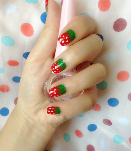 草莓色美甲教程步骤图片让粉嫩可爱留在指甲上