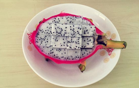 火龙果怎么切摆盘好看_火龙果切花样拼盘图_火龙果摆盘造型图片_火龙果切