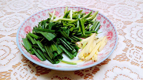 哺乳期吃蒜苔会回奶吗 吃蒜苗的好处是什么