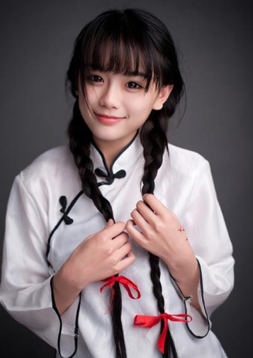 正文  南笙姑娘最新发型图片 演绎清纯文艺范   点评:梳着两条麻花辫