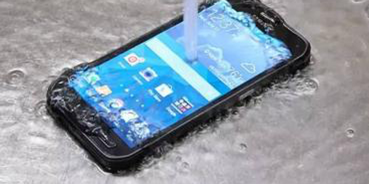 手机充电线掉水里了_手机充电线掉水里了_手机掉水里放米里有用吗